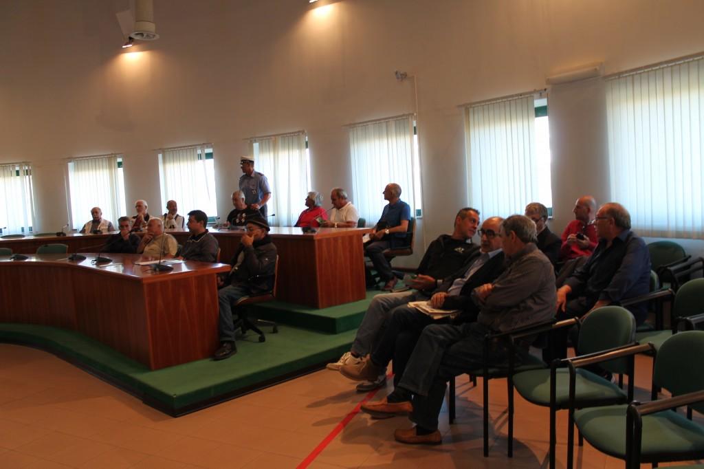Panoramica del pubblico presente nella Sala consiliare del Comune di Elmas 