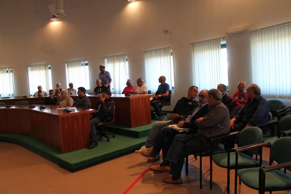 Panoramica del pubblico presente nella Sala consiliare del Comune di Elmas