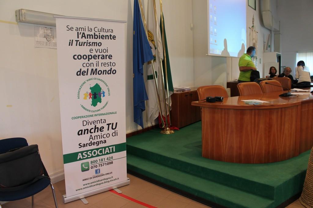 Foto di gruppo da destra Gabriele Corda, Guida Ambientale degli Amici di Sardegna gruppo di Capoterra;  Prof. Augusto Montisci dell'Università di Cagliari;  Giorgio Unida, Guida degli Amici di Sardegna,  gruppo di Capoterra; l'Assessore all'Ambiente del Comune di Elmas, Ivan Lai e il Prof. Roberto Copparoni, Presidente dell'Associazione Amici di Sardegna