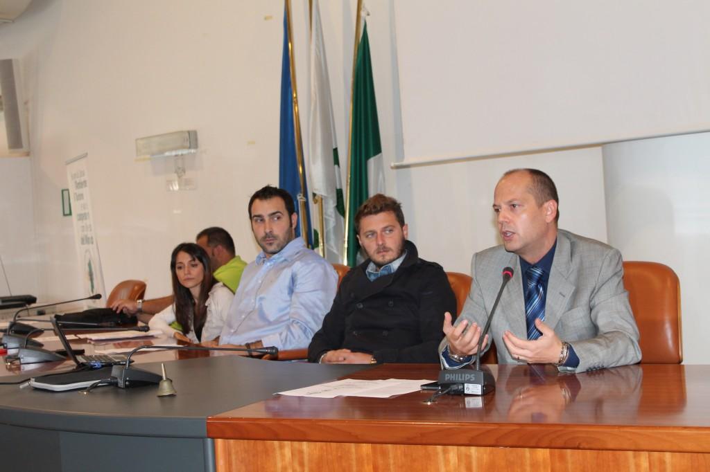 Il SIndaco di Elmas Valter Piscedda nel corso del suo intervento e a lato, Beniamino Piga, il portavoce del Sindaco di Capoterra, Francesco Dessì, l'Assessore all'Ambiente del Comune di Elmas Ivan Lai, l'Archeologa Veronica Cossu